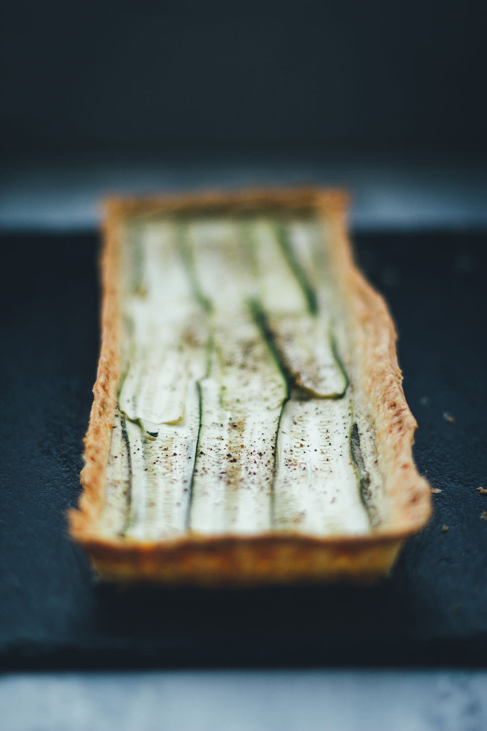 Zucchini-Tarte mit Ziegenfrischkäse und Parmesan-Knusperboden - moey&amp;#39;s ...