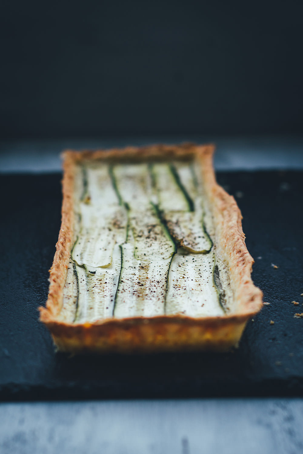 Köstliche Sommerküche nach Feierabend: Vegetarische Zucchini-Tarte mit Ziegenfrischkäse und Parmesan-Knusperboden aus Mürbeteig | moeyskitchen.com #tarte #zucchini #vegetarisch #feierabendrezept #feierabendküche #rezepte #foodblogger