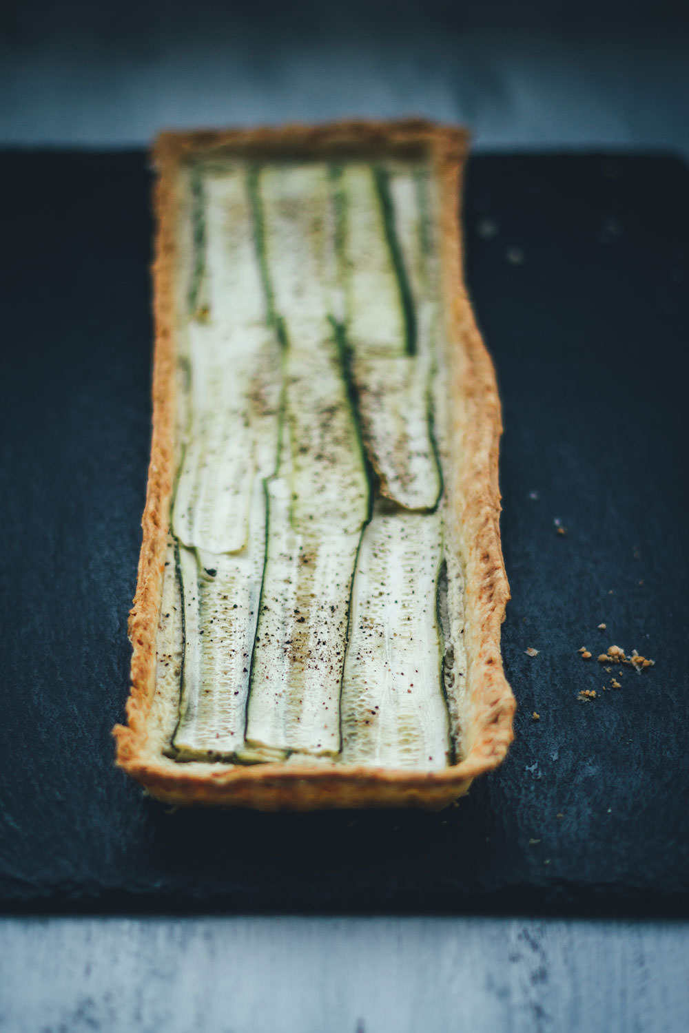 Köstliche Sommerküche nach Feierabend: Vegetarische Zucchini-Tarte mit Ziegenfrischkäse und Parmesan-Knusperboden aus Mürbeteig | moeyskitchen.com #tarte #zucchini #vegetarisch #feierabendrezept #feierabendküche #rezepte #foodblogger