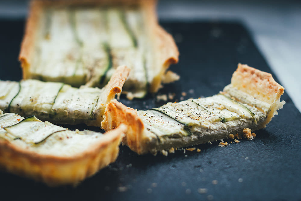 Köstliche Sommerküche nach Feierabend: Vegetarische Zucchini-Tarte mit Ziegenfrischkäse und Parmesan-Knusperboden aus Mürbeteig | moeyskitchen.com #tarte #zucchini #vegetarisch #feierabendrezept #feierabendküche #rezepte #foodblogger