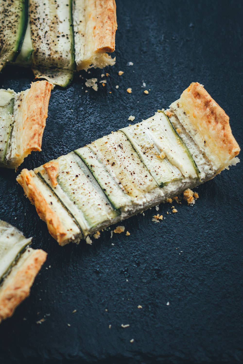 Zucchini-Tarte mit Ziegenfrischkäse und Parmesan-Knusperboden - moey&amp;#39;s ...