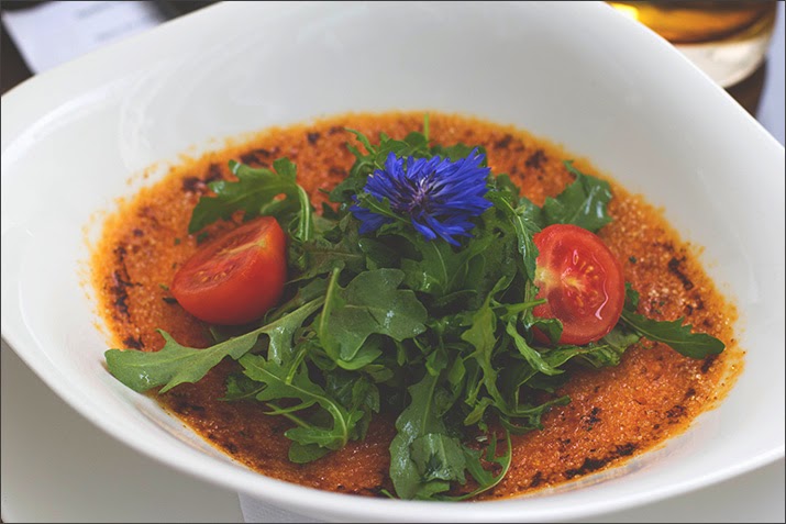 Vegetarisches Restaurant Amano Verde im Radisson Blu Media Harbour Düsseldorf Vorspeise: Paprika Crème brûlée mit Rosmarin und Rucola (vegetarisch)