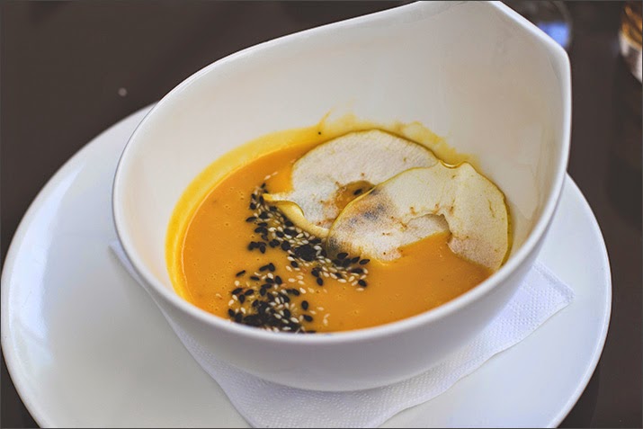 Vegetarisches Restaurant Amano Verde im Radisson Blu Media Harbour Düsseldorf Zwischengang: Süßkartoffelsuppe mit Sesam und Apfelchip (vegan)