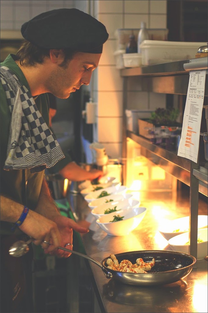 Vegetarisches Restaurant Amano Verde im Radisson Blu Media Harbour Düsseldorf Blick hinter die Kulissen: In der Küche des Amano Verde wird die vegane Hauptspeise zubereitet: vegane Riesengarnelen