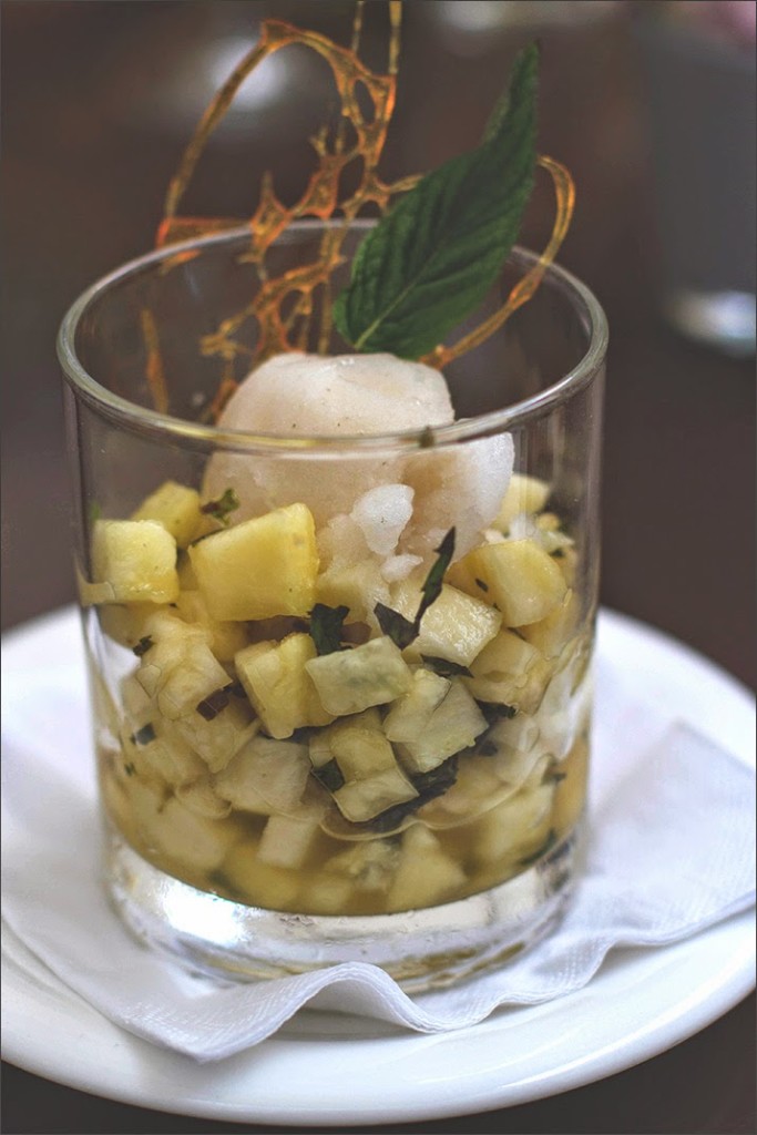 Vegetarisches Restaurant Amano Verde im Radisson Blu Media Harbour Düsseldorf Dessert: frische Ananas mit Minzzucker und Grüntee-Sorbet (vegan)