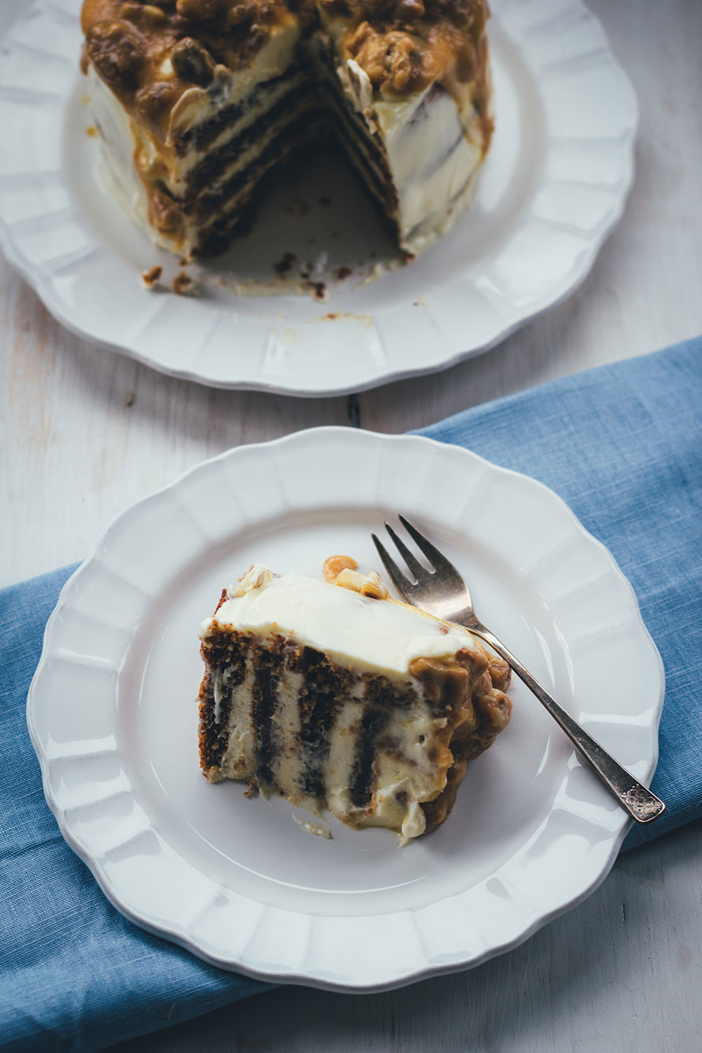 Rezept für Walnuss Törtchen mit Walnuss-Biskuit, Cream Cheese Frosting und Walnuss-Karamell | eine Ode an die kalifornische Küche | moeyskitchen.com #torte #törtchen #backen #kuchenbacken #walnuss #creamcheese #frosting #karamell #rezepte #kalifornien #california #foodblogger