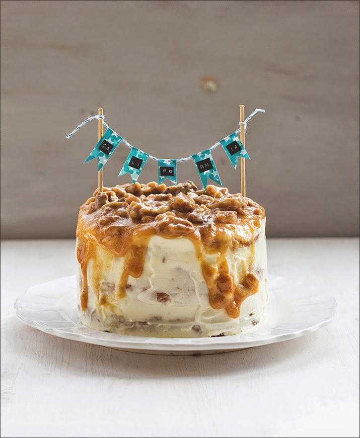 California-Walnuss-Törtchen mit Cream-Cheese-Frosting und Walnuss-Karamell Kalifornisches Walnusstörtchen mit Wimpelkette auf einem Teller angerichtet