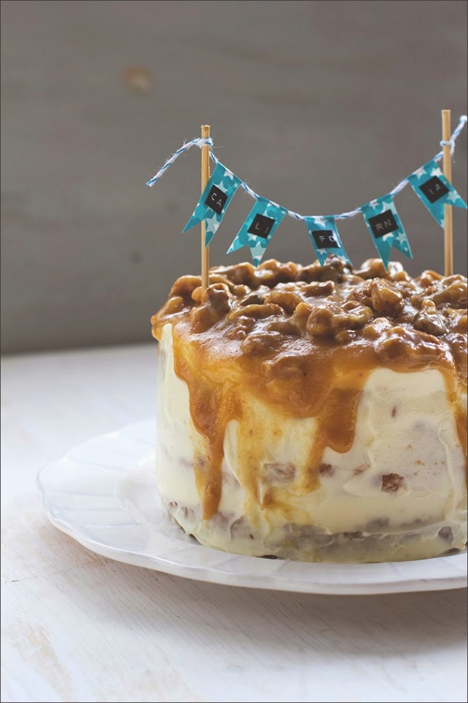 California-Walnuss-Törtchen mit Cream-Cheese-Frosting und Walnuss-Karamell Nahaufnahme der Torte aus Walnuss-Biskuit, Frischkäse-Frosting und Walnusskaramell