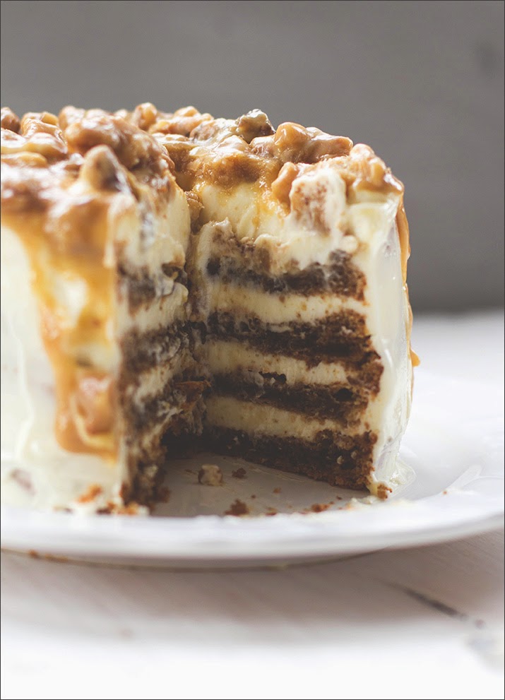 California-Walnuss-Törtchen mit Cream-Cheese-Frosting und Walnuss-Karamell Nahaufnahme und Anschnitt des kalifornischen Walnuss-Törtchens