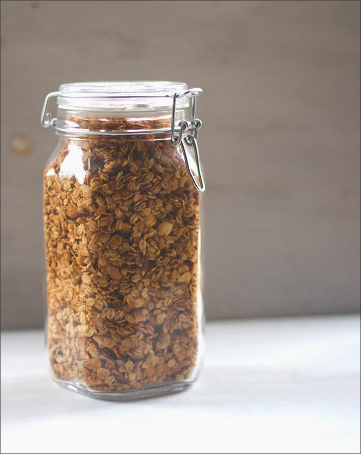 hausgemachtes Knuspermüsli mit Cashews, Kokos und Mandelblättchen im Glas