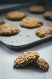 Rezept für Granola-Cookies | Mein Müsli der Woche | chewy Müsli-Kekse mit Cranberries zum Mitnehmen für den Snack zwischendurch | moeyskitchen.com #granola #müsli #knuspermüsli #muesli #cookies #selbstgemacht #homemade #kekse #backen #foodblogger #rezepte #frühstück #snacks #breakfast #cranberries