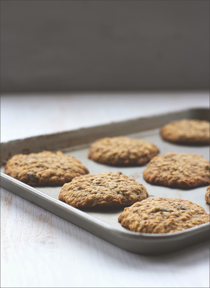 Müsli der Woche Nummer 16: Müsli-Kekse mit Cranberries | Granola-Cookies Fertig gebackene Müsli-Kekse auf einem Backblech
