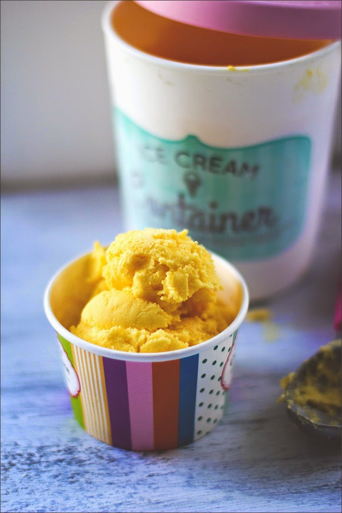 Mango Eis mit frischer Mango und griechischem Joghurt, in einem Eisbecher