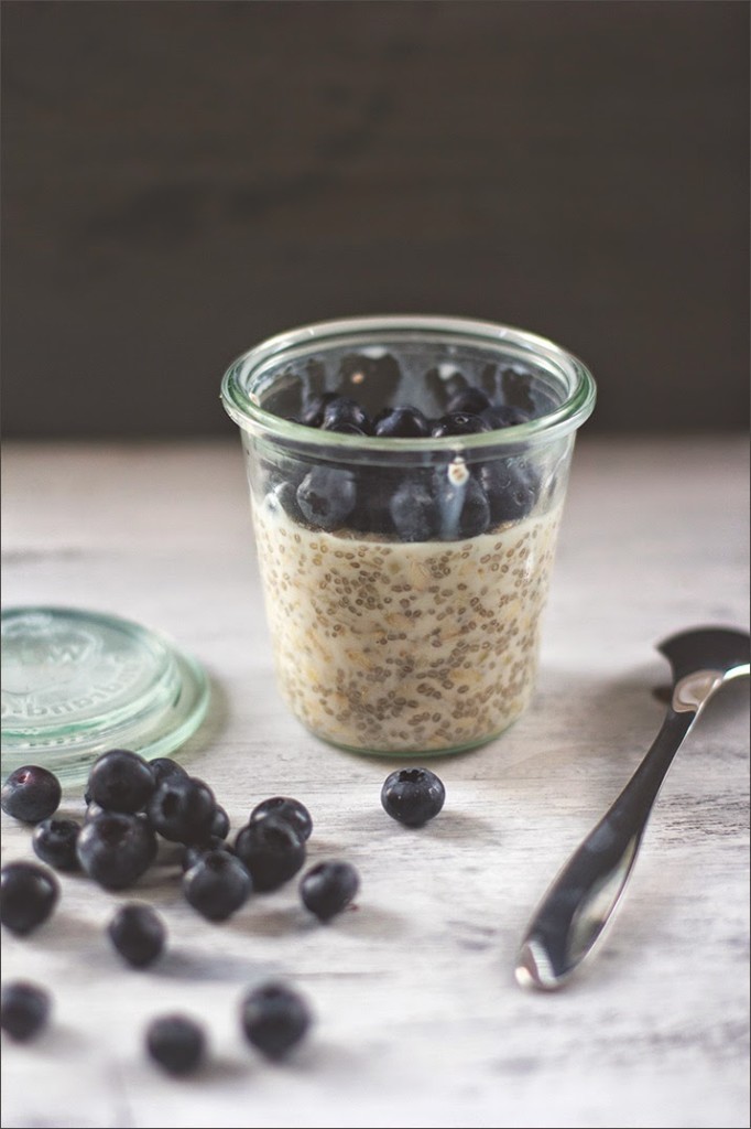 Overnight Oats: über Nacht im Kühlschrank eingeweicht und zum Frühstück mit frischen Blaubeeren serviert