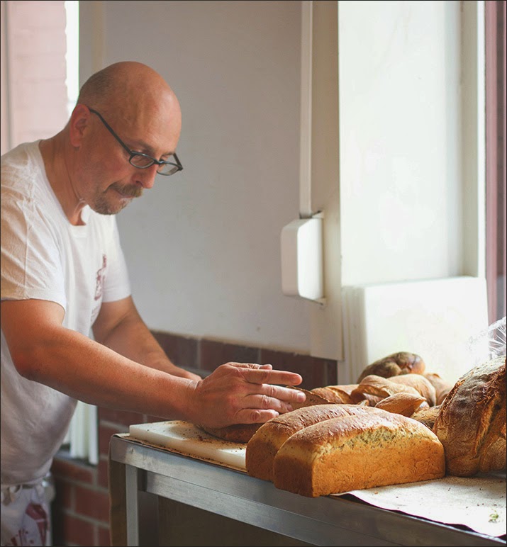 Schelli schneidet sein frisch gebackenes Brot