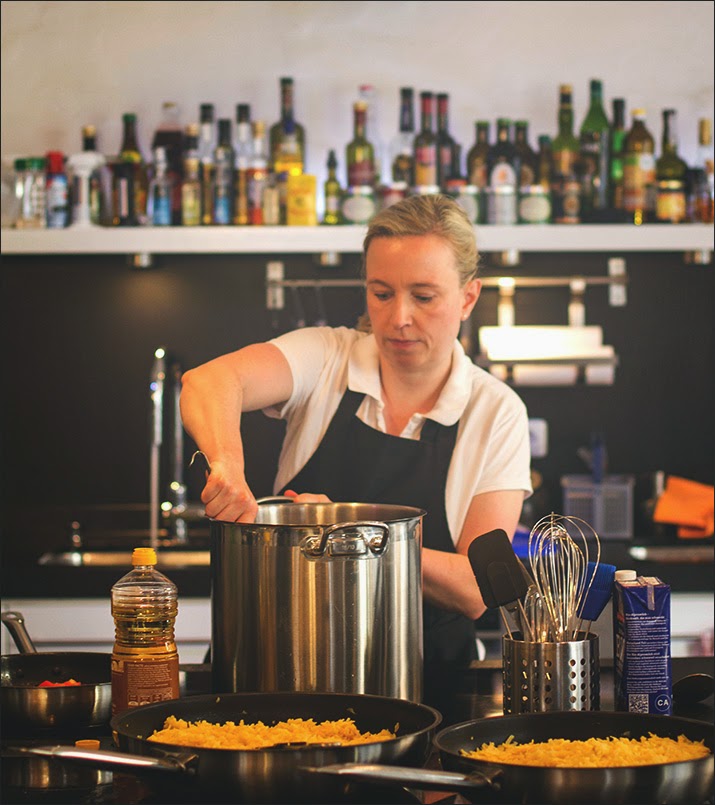 Nata rührt in einem großen Topf und bereitet das Menü für den Supperclub vor