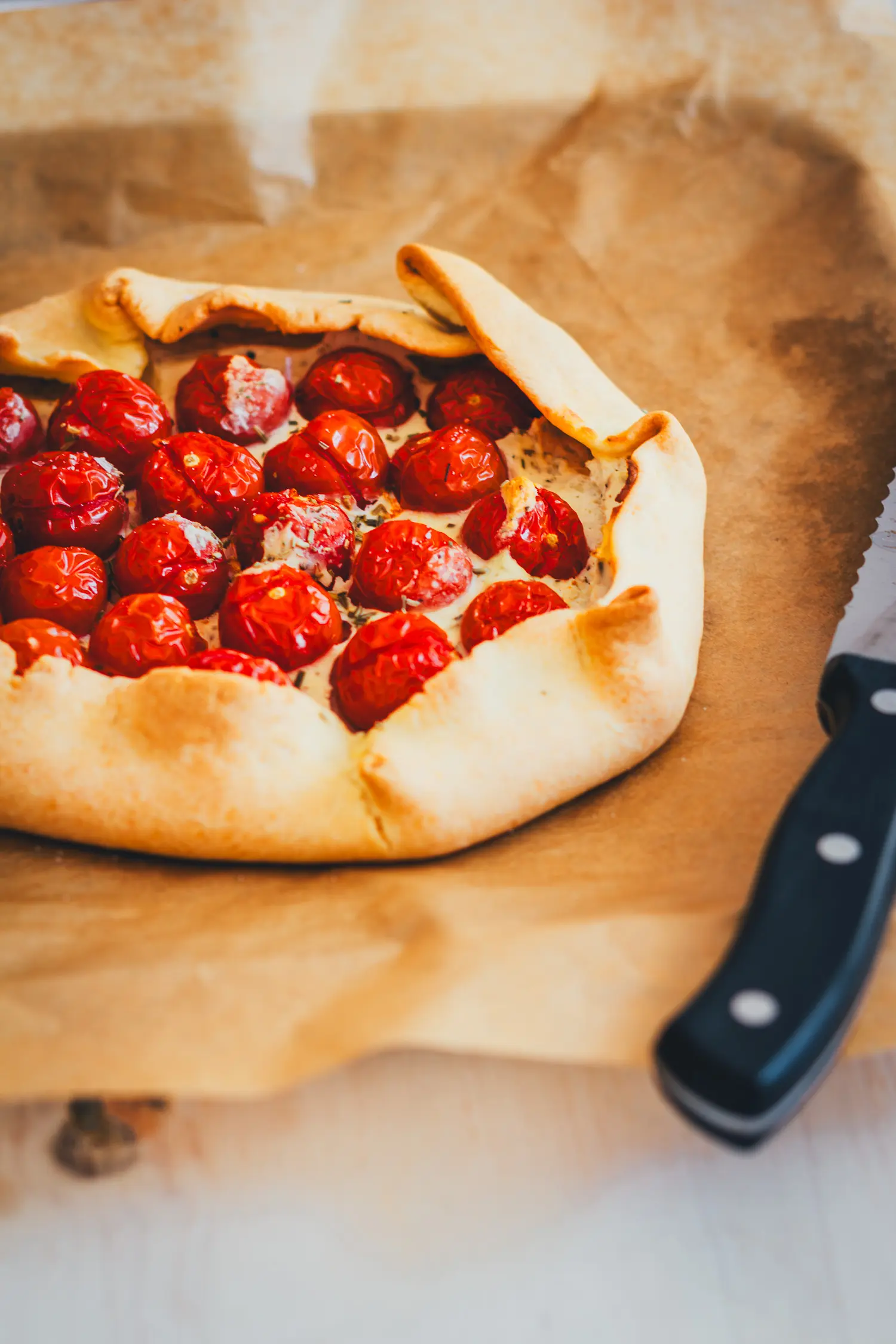 Gebackene Kirschtomaten auf der Ricottacreme, bestreut mit getrockneten italienischen Kräutern