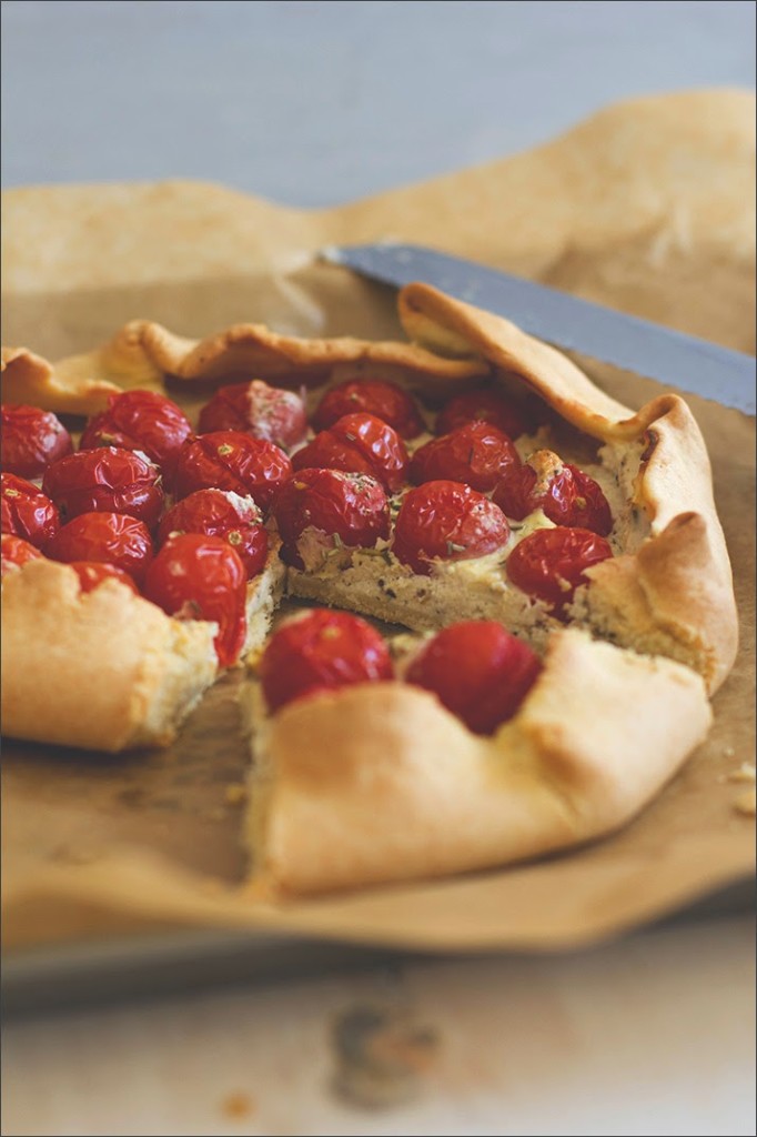 Rezept für rustikale Tomaten-Ricotta-Galette frisch gebackene rustikale Tomaten-Galette, angeschnitten und auf dem Blech serviert