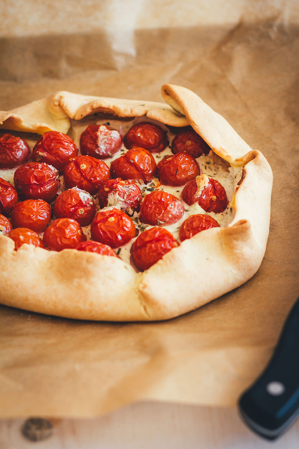 Rezept für rustikale Tomaten-Galette mit Ricotta | schnelle Feierabendküche für laue Sommerabende | moeyskitchen.com #galette #tarte #tomaten #ricotta #vegetarisch #veggie #sommerküche #feierabendküche #backen #kochen #rezepte #foodblogger