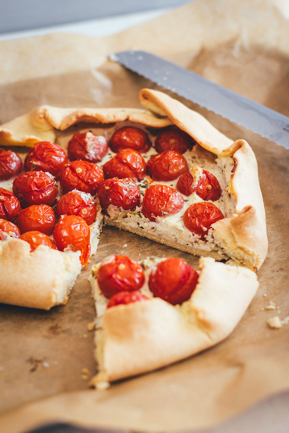 Rezept für rustikale Tomaten-Galette mit Ricotta | schnelle Feierabendküche für laue Sommerabende | moeyskitchen.com #galette #tarte #tomaten #ricotta #vegetarisch #veggie #sommerküche #feierabendküche #backen #kochen #rezepte #foodblogger