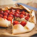 Rezept für rustikale Tomaten-Galette mit Ricotta | schnelle Feierabendküche für laue Sommerabende | moeyskitchen.com #galette #tarte #tomaten #ricotta #vegetarisch #veggie #sommerküche #feierabendküche #backen #kochen #rezepte #foodblogger