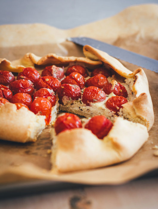 Rezept für rustikale Tomaten-Galette mit Ricotta | schnelle Feierabendküche für laue Sommerabende | moeyskitchen.com #galette #tarte #tomaten #ricotta #vegetarisch #veggie #sommerküche #feierabendküche #backen #kochen #rezepte #foodblogger