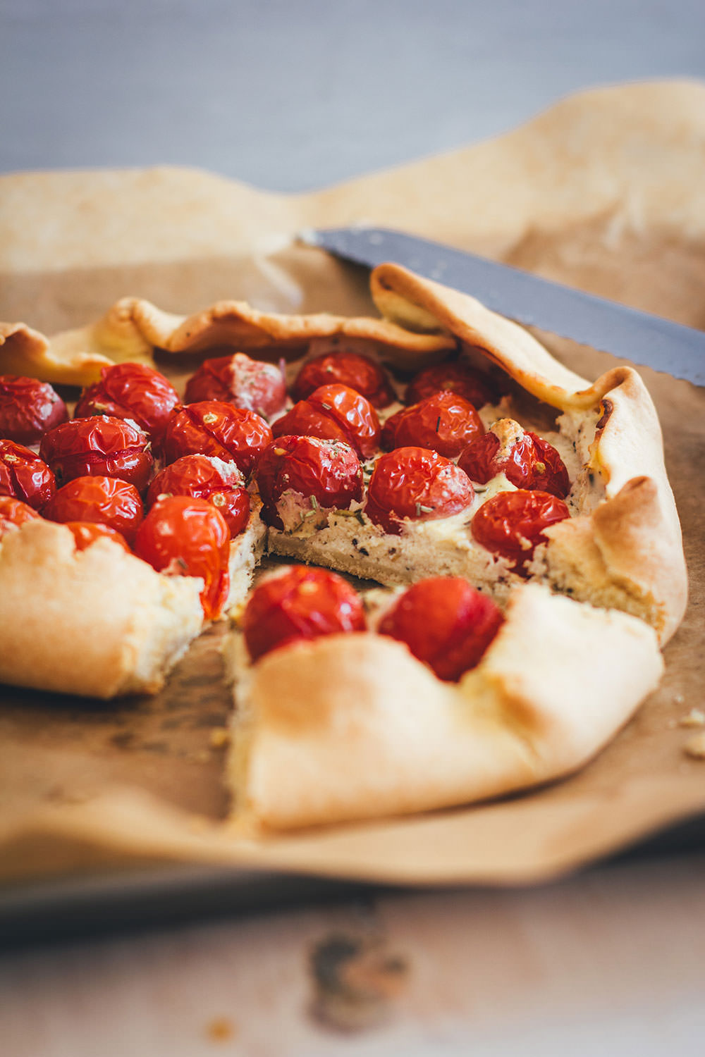 Rezept für rustikale Tomaten-Galette mit Ricotta | schnelle Feierabendküche für laue Sommerabende | moeyskitchen.com #galette #tarte #tomaten #ricotta #vegetarisch #veggie #sommerküche #feierabendküche #backen #kochen #rezepte #foodblogger