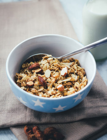 Rezept für Vanille-Mandel-Granola | Mein Müsli der Woche | Knuspermüsli mit gebrannten Mandeln | moeyskitchen.com #granola #müsli #knuspermüsli #muesli #selbstgemacht #homemade #foodblogger #rezepte #frühstück #breakfast #mandeln #gebranntemandeln #vanille #vanilla