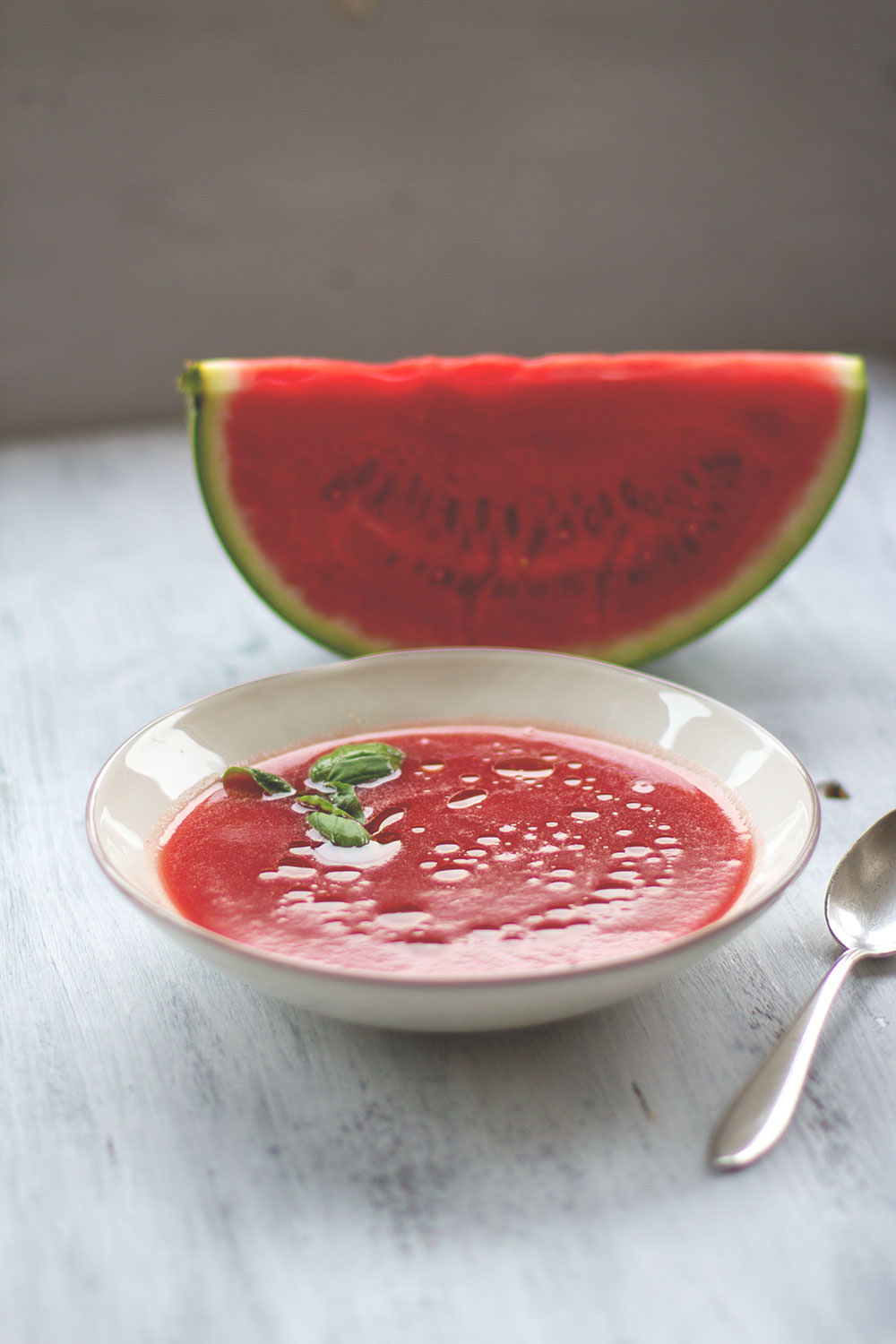 Rezept für Wassermelonen-Gazpacho | perfekt an heißen Sommertagen! | moeyskitchen.com