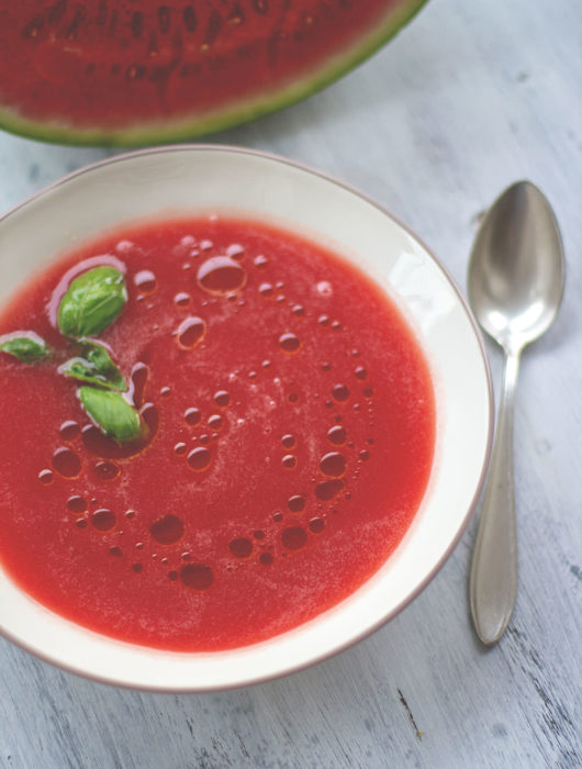 Rezept für Wassermelonen-Gazpacho | perfekt an heißen Sommertagen! | moeyskitchen.com