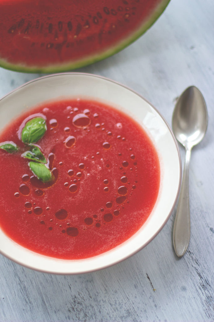 Kalte Erfrischung an heißen Sommertagen: Wassermelonen-Gazpacho - moey ...