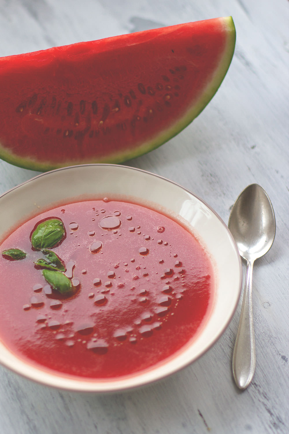 Rezept für Wassermelonen-Gazpacho | perfekt an heißen Sommertagen! | moeyskitchen.com