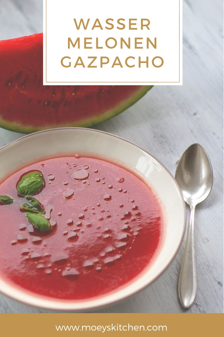 Rezept für Wassermelonen-Gazpacho | perfekt an heißen Sommertagen! | moeyskitchen.com #wassermelone #watermelon #gazpacho #sommer #rezept #suppe