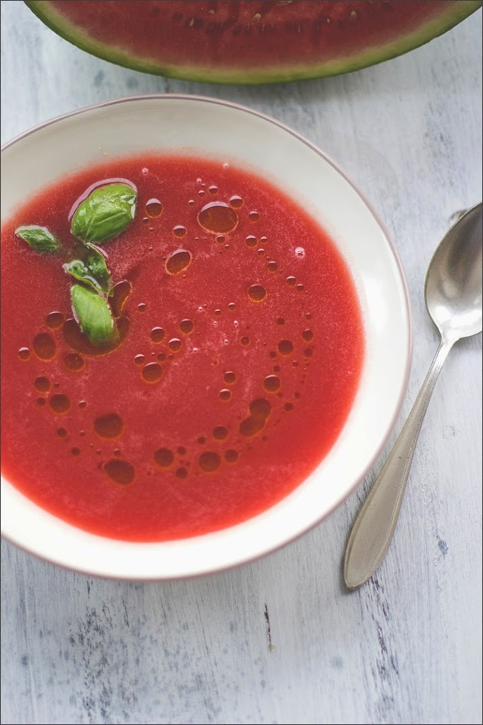 Rezept für Wassermelonen-Gazpacho - sommerlich und erfrischend Gazpacho - kalte Suppe in einem tiefen Teller serviert, mit Basilikum und Olivenöl