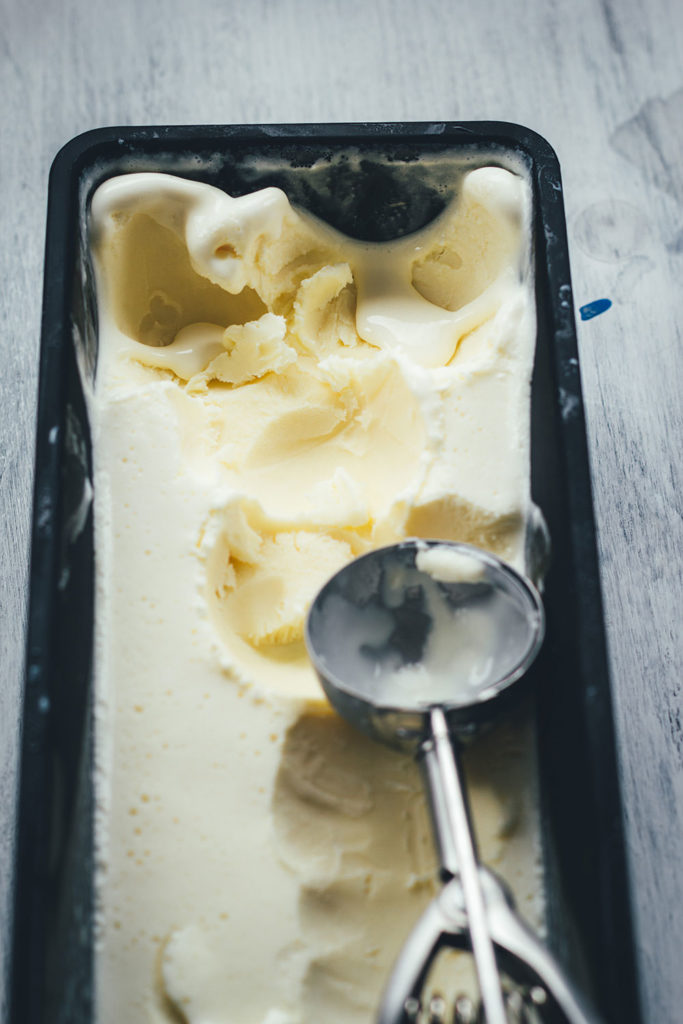 Crème-fraîche-Eis mit zwei Zutaten - moey's kitchen foodblog