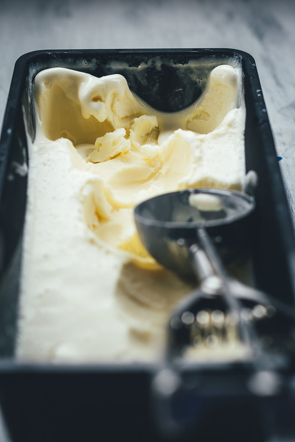 Rezept für blitzschnelles Crème-fraîche-Eis mit nur zwei Zutaten! | ganz ohne Eismaschine zuzubereiten | moeyskitchen.com #eis #icecream #cremefraiche #selbstgemacht #foodblogger #rezepte #sommer #eisohneeismaschine