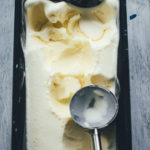 Rezept für blitzschnelles Crème-fraîche-Eis mit nur zwei Zutaten! | ganz ohne Eismaschine zuzubereiten | moeyskitchen.com #eis #icecream #cremefraiche #selbstgemacht #foodblogger #rezepte #sommer #eisohneeismaschine