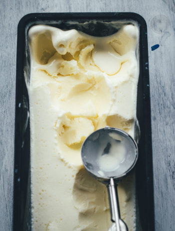 Rezept für blitzschnelles Crème-fraîche-Eis mit nur zwei Zutaten! | ganz ohne Eismaschine zuzubereiten | moeyskitchen.com #eis #icecream #cremefraiche #selbstgemacht #foodblogger #rezepte #sommer #eisohneeismaschine