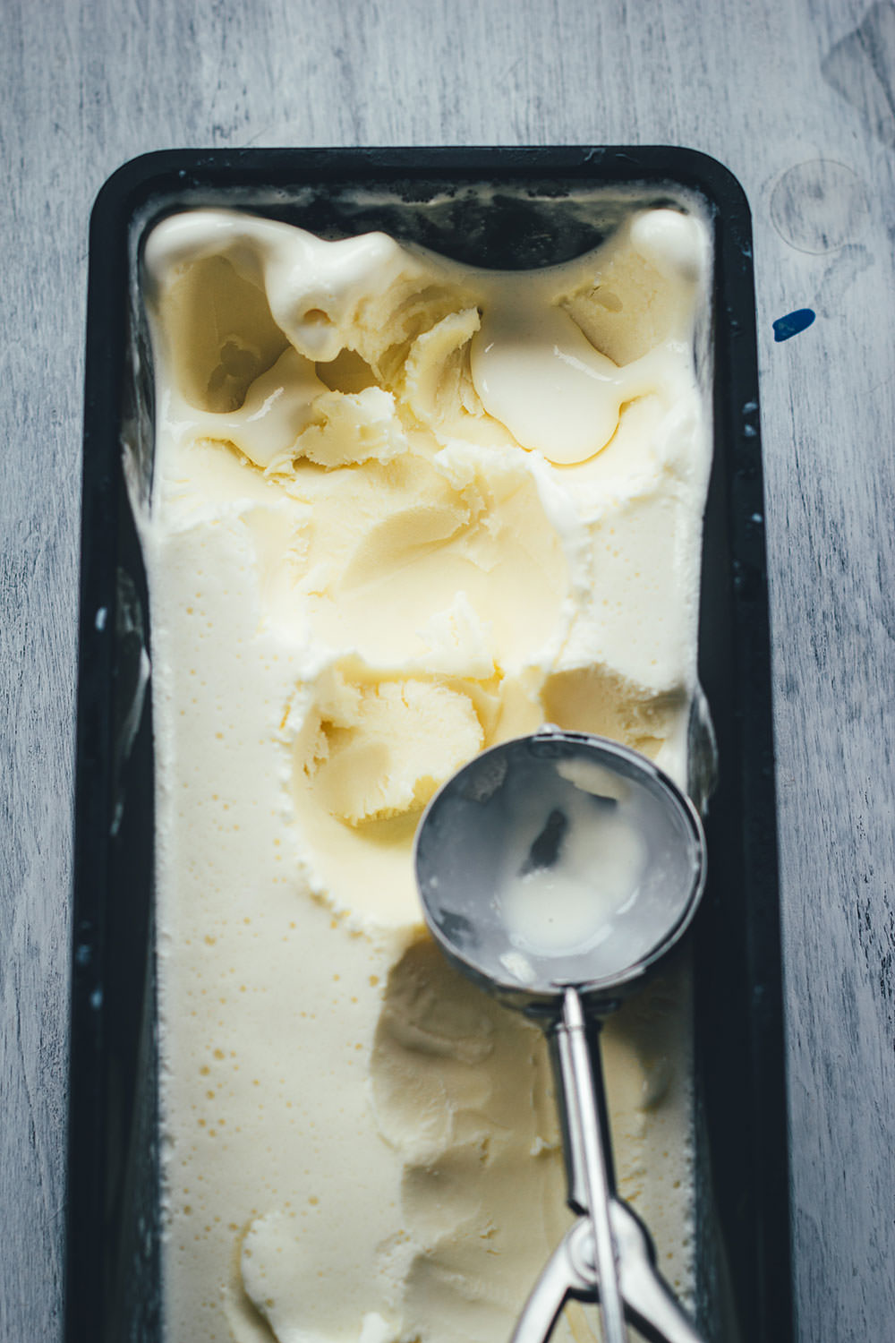 Rezept für blitzschnelles Crème-fraîche-Eis mit nur zwei Zutaten! | ganz ohne Eismaschine zuzubereiten | moeyskitchen.com #eis #icecream #cremefraiche #selbstgemacht #foodblogger #rezepte #sommer #eisohneeismaschine