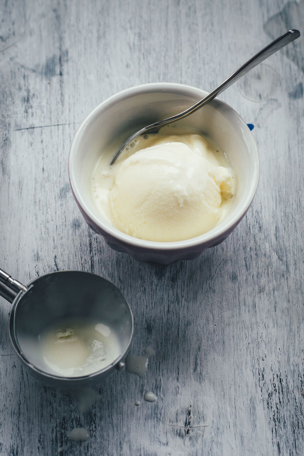 Rezept für blitzschnelles Crème-fraîche-Eis mit nur zwei Zutaten! | ganz ohne Eismaschine zuzubereiten | moeyskitchen.com #eis #icecream #cremefraiche #selbstgemacht #foodblogger #rezepte #sommer #eisohneeismaschine