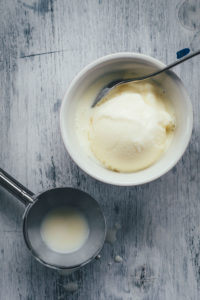 Rezept für blitzschnelles Crème-fraîche-Eis mit nur zwei Zutaten! | ganz ohne Eismaschine zuzubereiten | moeyskitchen.com #eis #icecream #cremefraiche #selbstgemacht #foodblogger #rezepte #sommer #eisohneeismaschine