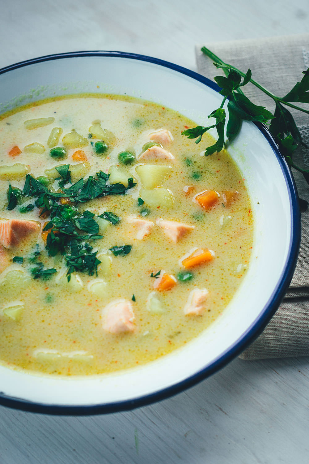 Rezept für schnelle Kartoffel-Erbsen-Suppe mit Lachs und Kokosmilch | einfache Suppe für die schnelle Feierabendküche | moeyskitchen.com #rezepte #foodblogger #suppe #erbsensuppe #kartoffelsuppe #lachs #kokosmilch #herbstrezepte #schnellerezepte #kochen