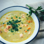Rezept für schnelle Kartoffel-Erbsen-Suppe mit Lachs und Kokosmilch | einfache Suppe für die schnelle Feierabendküche | moeyskitchen.com #rezepte #foodblogger #suppe #erbsensuppe #kartoffelsuppe #lachs #kokosmilch #herbstrezepte #schnellerezepte #kochen