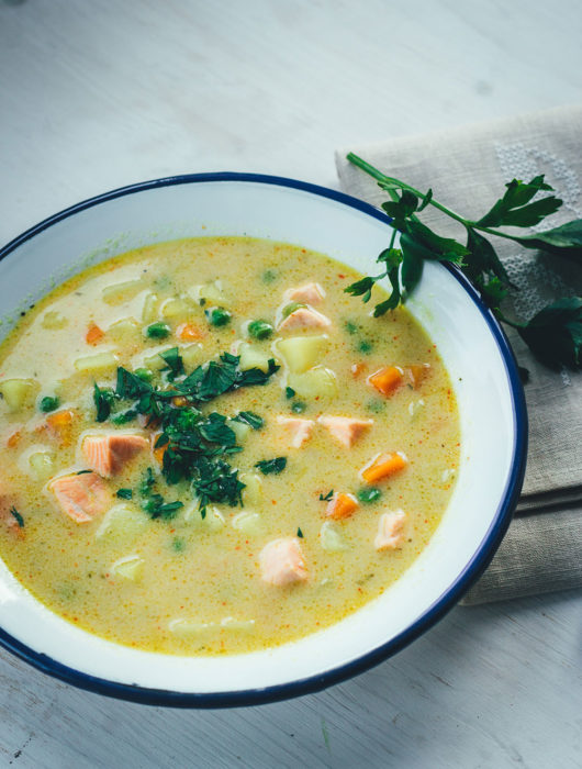 Rezept für schnelle Kartoffel-Erbsen-Suppe mit Lachs und Kokosmilch | einfache Suppe für die schnelle Feierabendküche | moeyskitchen.com #rezepte #foodblogger #suppe #erbsensuppe #kartoffelsuppe #lachs #kokosmilch #herbstrezepte #schnellerezepte #kochen