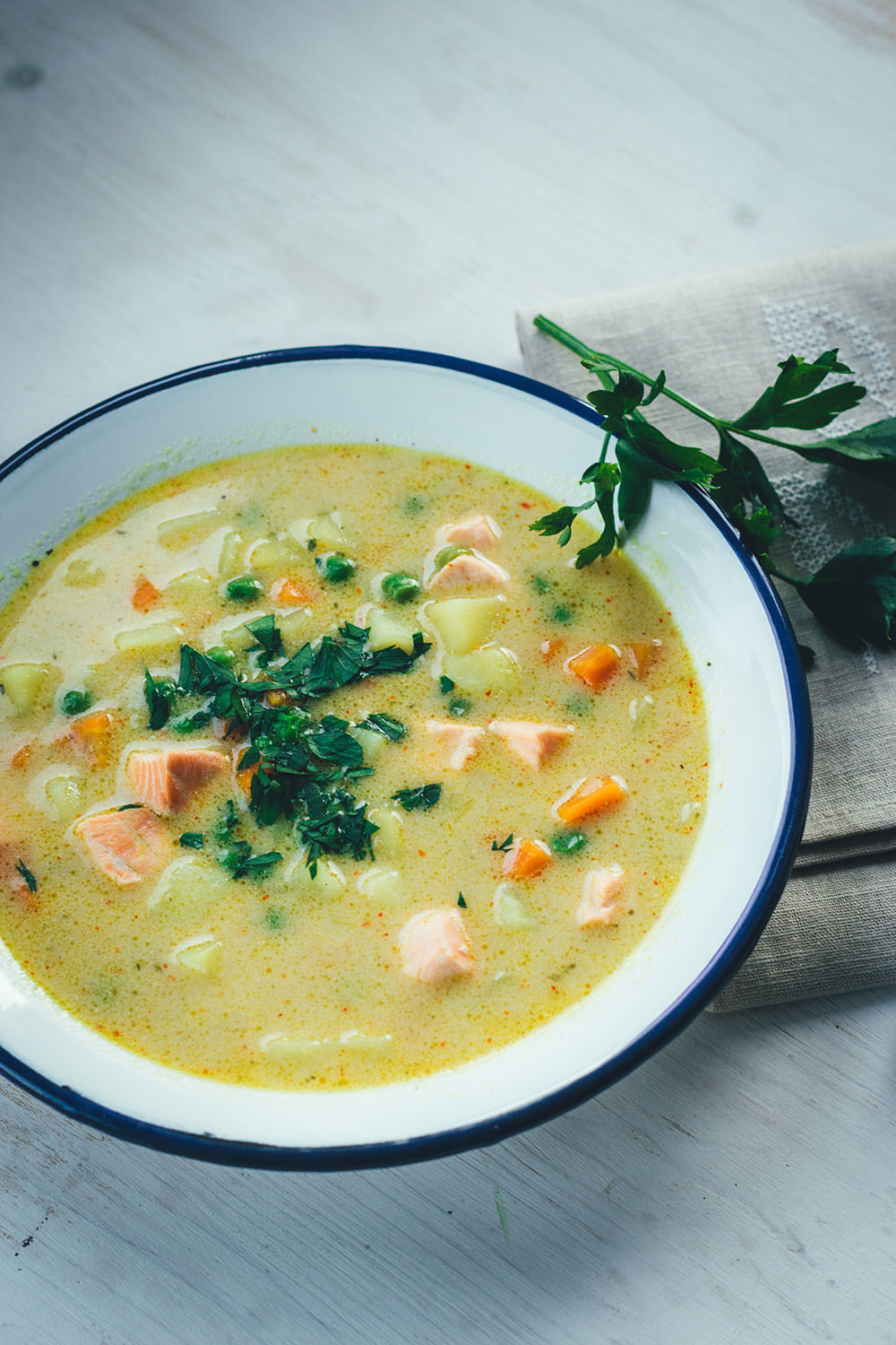 Kartoffel-Gemüse-Suppe mit Lachs und Kokosmilch