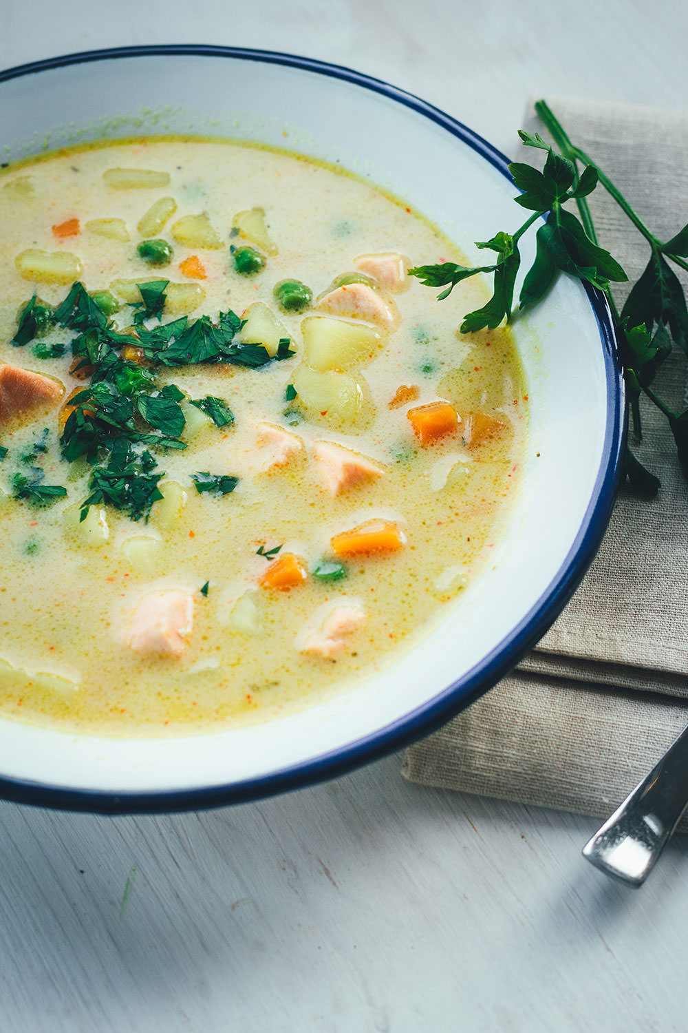 Rezept für schnelle Kartoffel-Erbsen-Suppe mit Lachs und Kokosmilch | einfache Suppe für die schnelle Feierabendküche | moeyskitchen.com #rezepte #foodblogger #suppe #erbsensuppe #kartoffelsuppe #lachs #kokosmilch #herbstrezepte #schnellerezepte #kochen