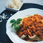 Rezept für cremige Rösttomatensauce aus dem Ofen | leckere Tomaten-Sauce - mit Tipp zum Einmachen | moeyskitchen.com #tomaten #tomatensauce #rösttomatensauce #ofen #einmachen #einkochen #pastasauce #nudelsauce #rezepte #foodblogger