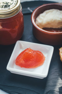 Rezept für Tomatenmarmelade | süßer Brotaufstrich aus reifen Tomaten | den Sommer perfekt konservieren | moeyskitchen.com #marmelade #konfitüre #brotaufstrich #tomatenmarmelade #tomaten #sommer #rezepte #foodblogger #einmachen #einkochen