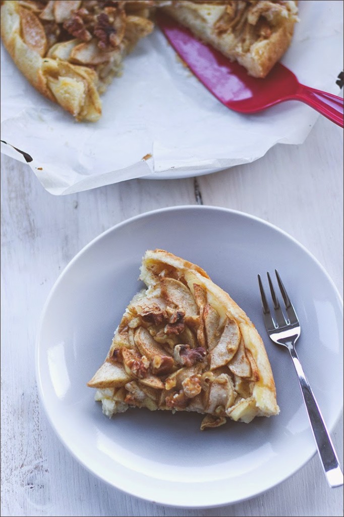 Schnelles Rezept Apfelkuchen mit Frischkäse-Guss und Walnüssen Ein Stück Apfelkuchen auf dem Kuchenteller