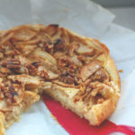 Blitzschneller Apfelkuchen mit Frischkäseguss, Walnüssen und Zimt-Zucker | moeyskitchen.com